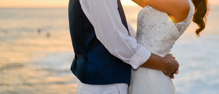 結婚して抱き合うカップル